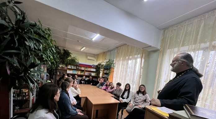 В Михайловские дни священники провели ряд встреч с молодежью на тему традиционных семейных ценностей