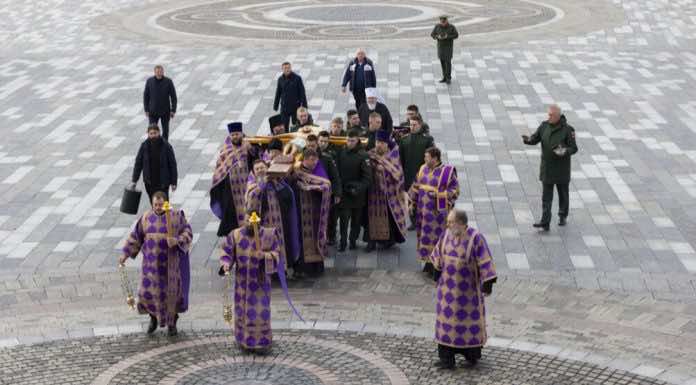 Митрополит Кирилл передал копию Годеновского Креста в Главный храм Вооруженных Сил