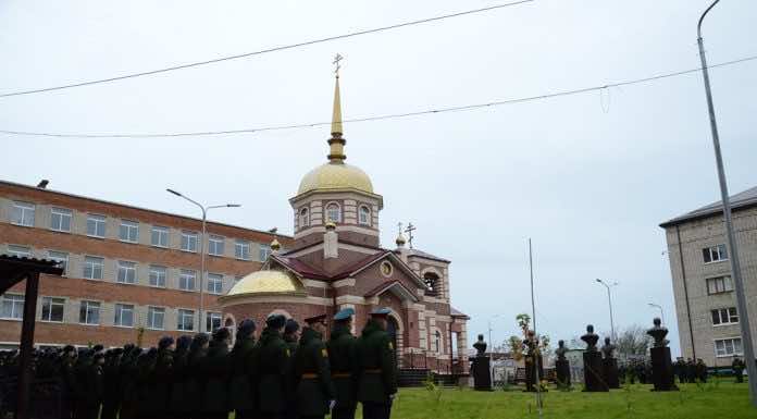 Митрополит Кирилл совершил чин великого освящения храма в Краснодарском высшем военном училище имени Штеменко