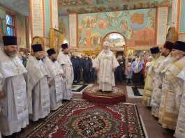 Митрополит Кирилл совершил Литургию в храме подмосковного поселка Власиха и почтил память протоиерея Михаила Васильева