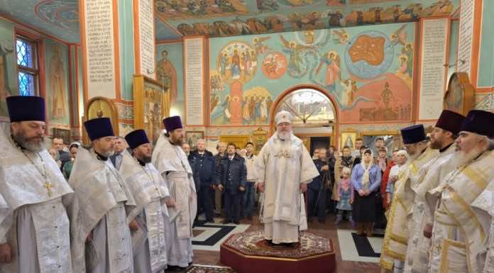 Митрополит Кирилл совершил Литургию в храме подмосковного поселка Власиха и почтил память протоиерея Михаила Васильева