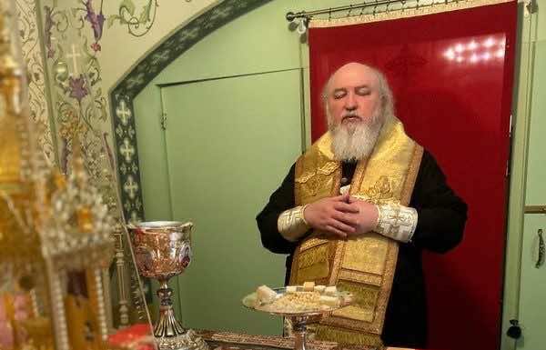 Митрополит Кирилл молился за Литургией в домовом храме священномученика Игнатия Богоносца