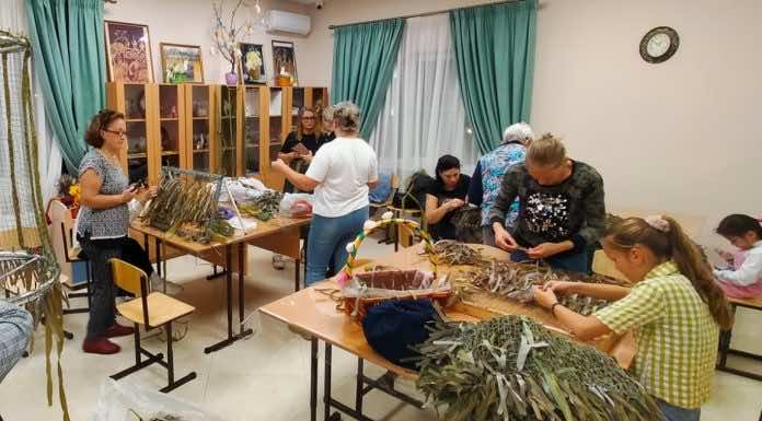 Прихожане Троицкого храма станицы Динской плетут маскировочные сети для передовой