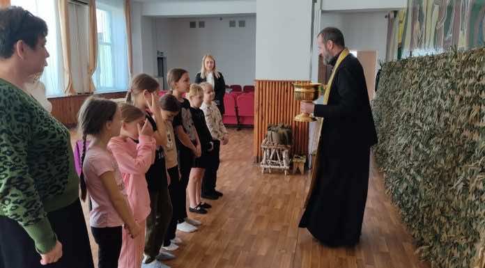 Юные жители села Львовского помогли сплести маскировочную сеть для передовой