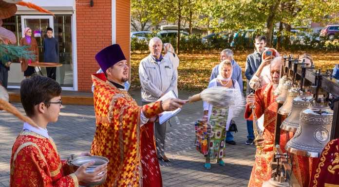 В день престольного праздника в храме святого Димитрия Солунского освятили новые колокола