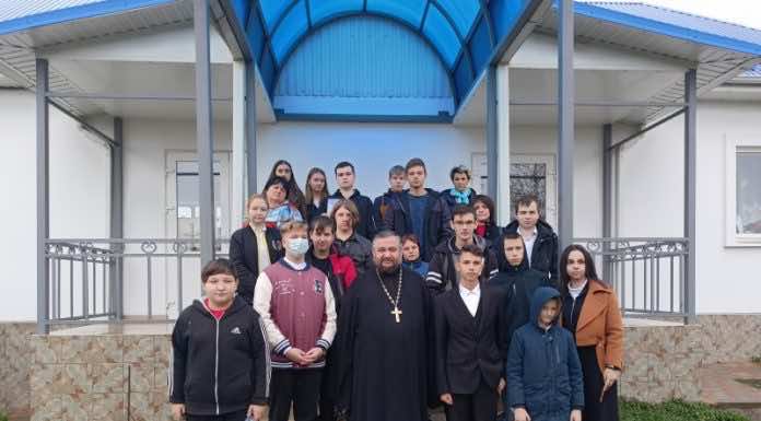 Благочинный Абинского округа провел ряд просветительских встреч с молодежью