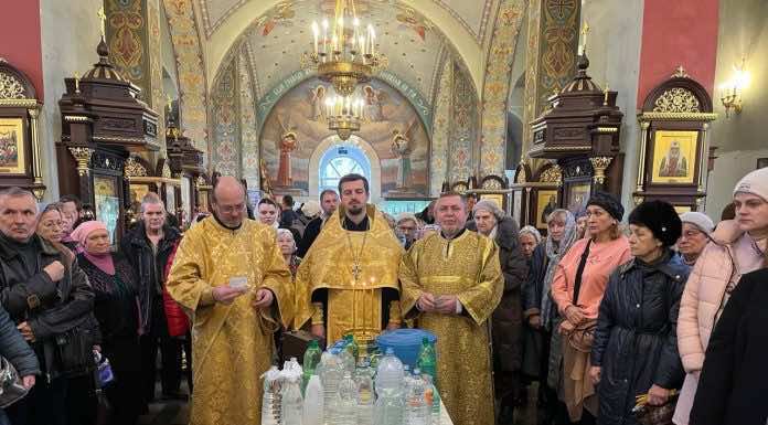 Храм Святого Духа передал носочки для младенцев в женскую консультацию