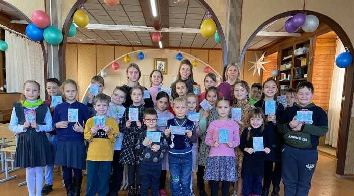 Юные жители станицы Пластуновской подготовили рождественские открытки для воинов СВО