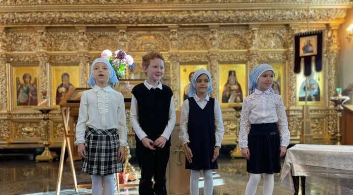 Юные прихожане храма Феодоровской иконы Божией Матери Горячего ключа поздравили мам с праздником