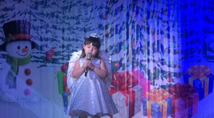 Иерей Алексий Задеренко благословил юных участников рождественского конкурса