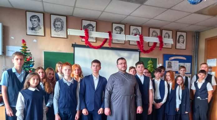 Диакон Евгений Дасов провел для школьников открытый урок в честь Дня Конституции
