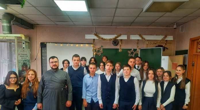 Диакон Евгений Дасов поговорил со школьниками о героях нашего времени