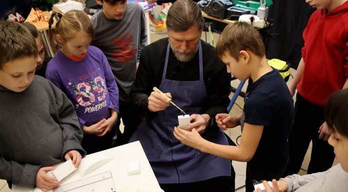 Видеосюжет. Протоиерей Александр Игнатов провел для школьников урок трудолюбия