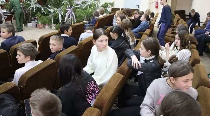 Видеосюжет. Протоиерей Александр Игнатов посетил учащихся школы при военной части