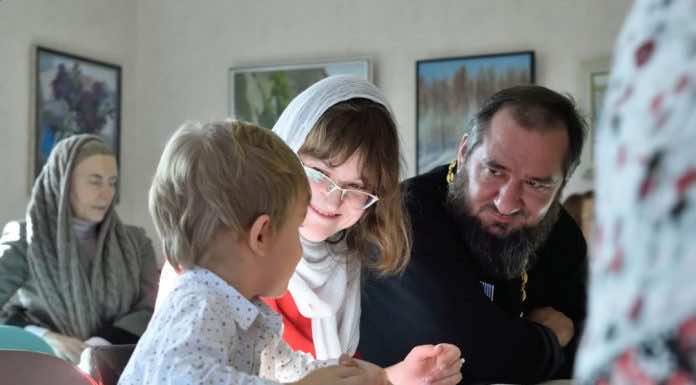 Любить или воспитывать: участники «Семейного клуба» обсудили, как правильнее относиться к ребенку