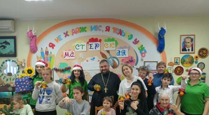 В реабилитационном центре для детей станицы Холмской прошел мастер-класс по изготовлению елочных игрушек