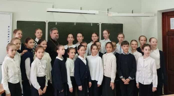 Протоиерей Андрей Кравченко провел встречу с воспитанниками хореографического училища
