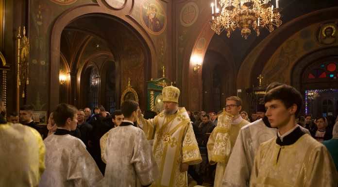 Митрополит Василий совершил всенощное бдение в Свято-Троицком соборе города Краснодара