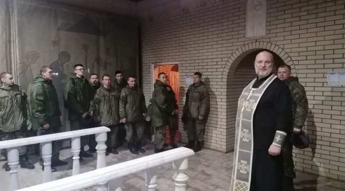 Казаки и солдаты-срочники окунулись в Крещенской купели храма станицы Северской