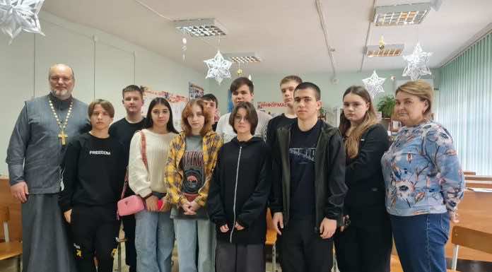 Благочинный Северского округа провел предрождественскую встречу со старшеклассниками