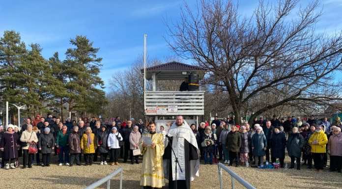 В Горячем Ключе в Городском парке состоялся чин великого освящения воды