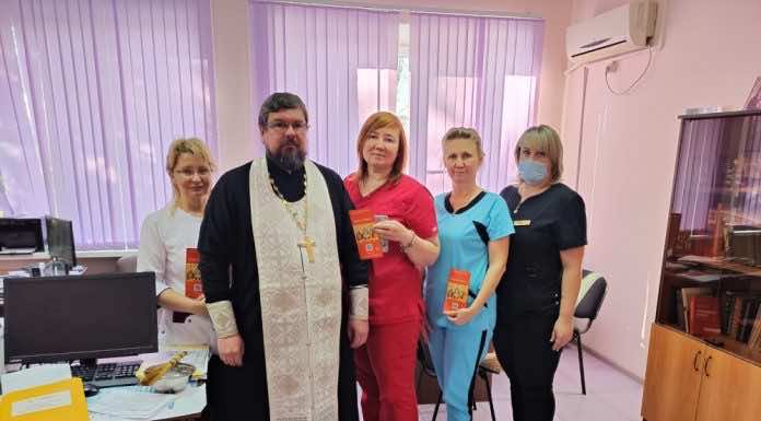 В Крещенский сочельник клирики храма Святой Троицы посетили Динскую районную больницу