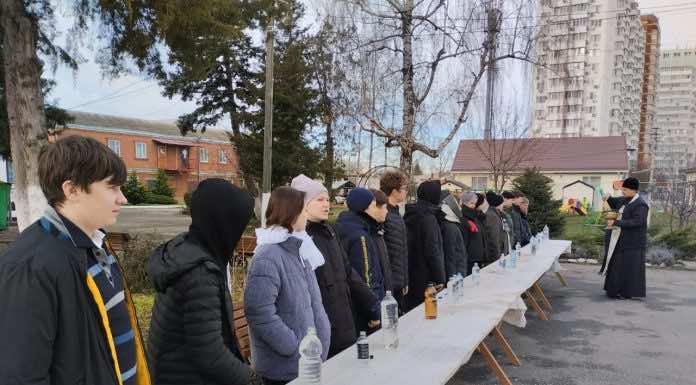 Юные казаки поселка Пашковский на Крещение Господне посетили Вознесенский храм