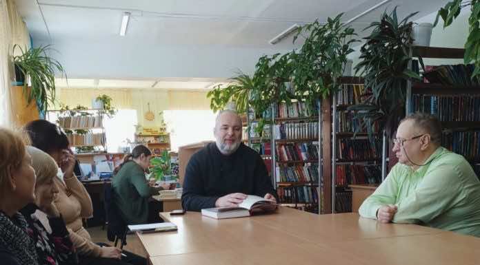 Благочинный 18-го Северского округа провел встречу литературного клуба в библиотеке станицы Северской