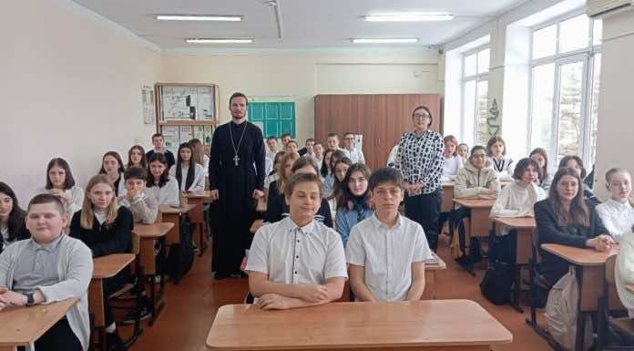 Священник Александр Меркурьев провел «Уроки Мужества» в школах поселка Афипский