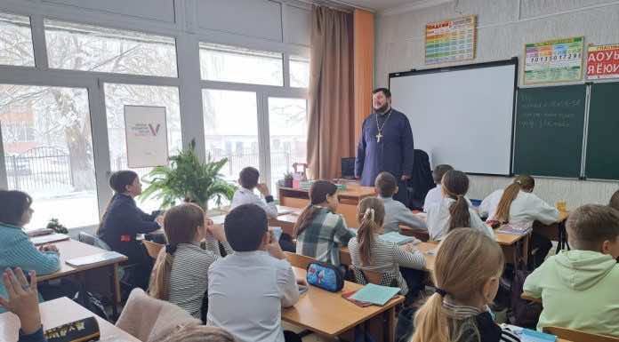 В Горячем Ключе священник провел урок для школьников