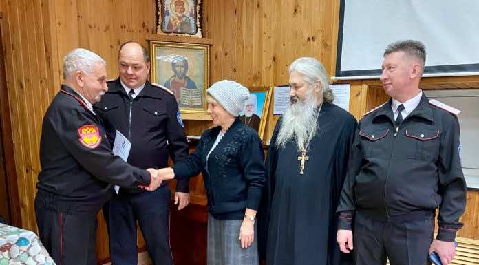 В храме станицы Пластуновской наградили добровольцев, которые плетут маскировочные сети для фронта