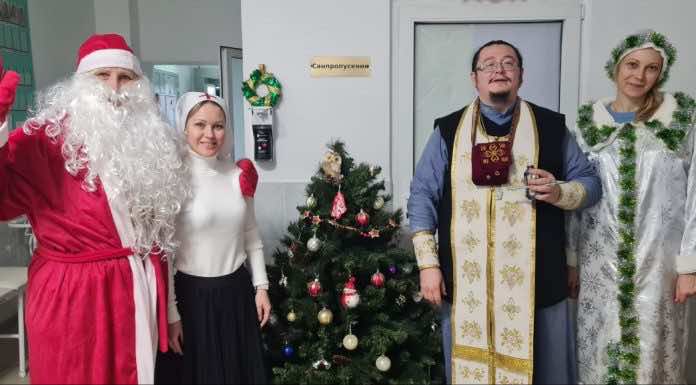 В канун Рождества Христова священник Сергиевского храма посетил пациентов больницы Скорой помощи