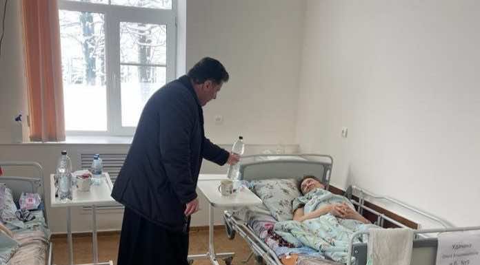 Протоиерей Владимир Рошко посетил пациентов районной больницы станицы Новотитаровской