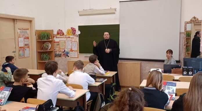 Священник рассказал школьникам, как противостоять буллингу