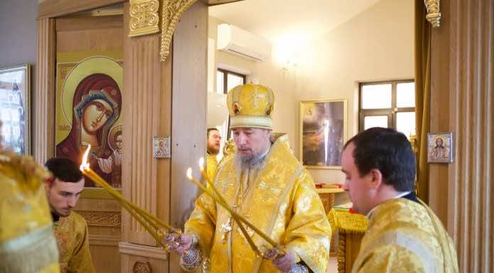 Митрополит Василий совершил Литургию Недели 36-й по Пятидесятнице в храме Трех святителей