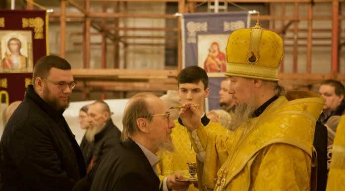 Митрополит Василий совершил Всенощное бдение в Вознесенском храме Краснодара