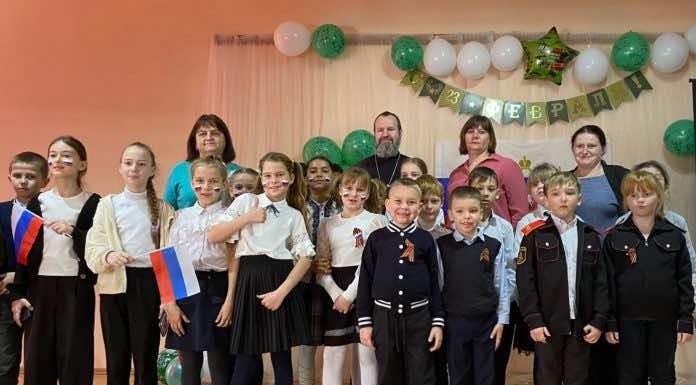 Клирики епархии провели уроки для учащихся школ в преддверии Дня защитника Отечества