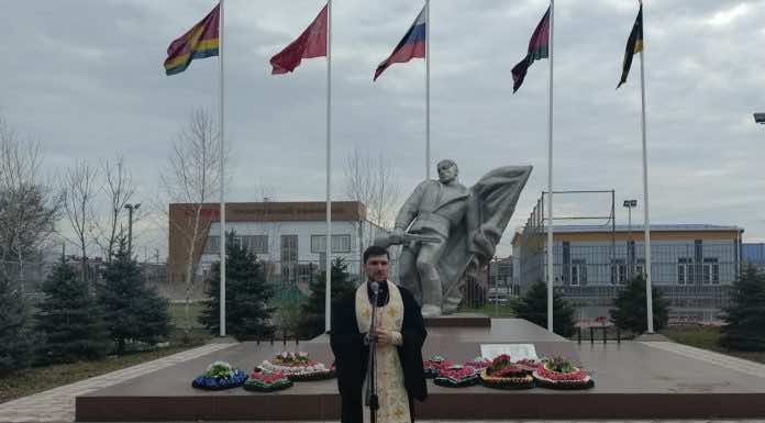 Иерей Давид Кочаров совершил литию у мемориала «Павшим воинам» в поселке Южном