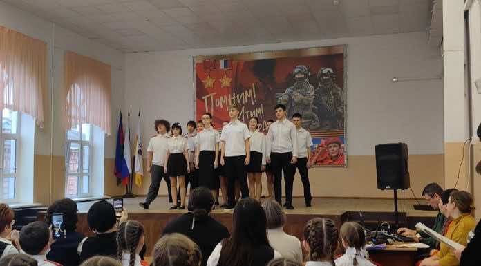 Иерей Александр Мачадо Сахнов посетил школьный концерт, посвященный памяти павших в Сталинградской битве
