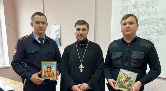 Иерей Давид Кочаров поздравил с Днем защитника Отечества сотрудников полиции Новотитаровской