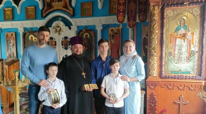 В храме станицы Холмской крестили троих детей, оставшихся без попечения родителей