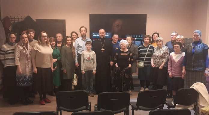 Священник провел встречу с врачами, посвященную служению свт. Луки Крымского