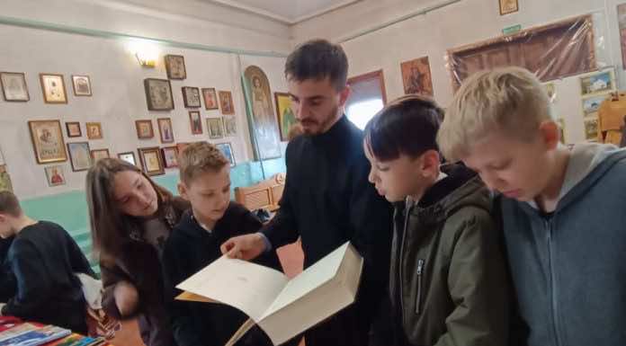 В Горячем Ключе школьники посетили книжную выставку в Троицком храме