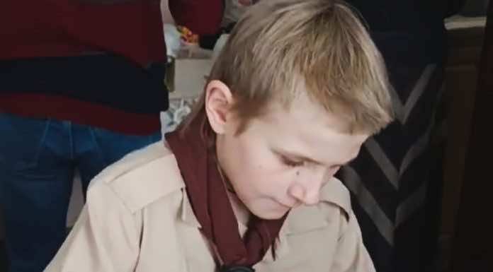 В воскресной школе пос. Первомайского воспитанники делают окопные свечи