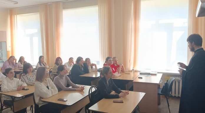 Священник поговорил со студентами на тему семейных отношений