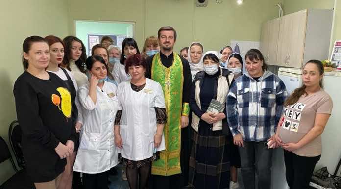 Краснодарский священник провел духовную беседу в женской консультации
