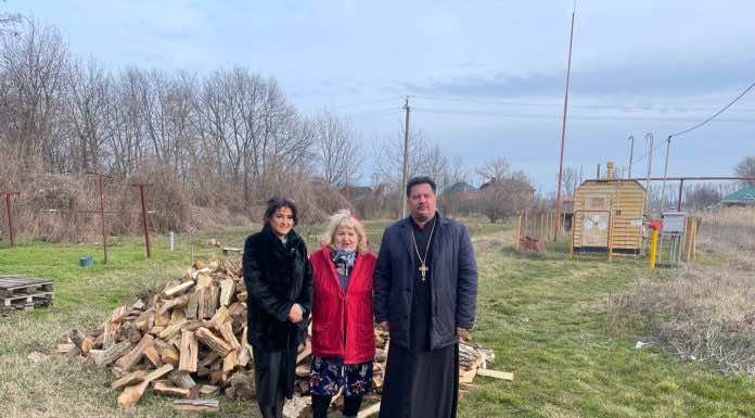 Верующие 15-го благочиния передали материальную помощь нуждающейся женщине поселка Найдорф