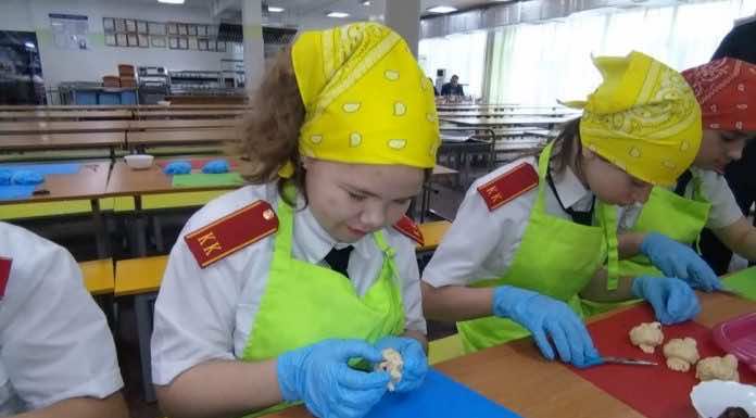 Краснодарские школьники испекли «жаворонков» для солдат СВО