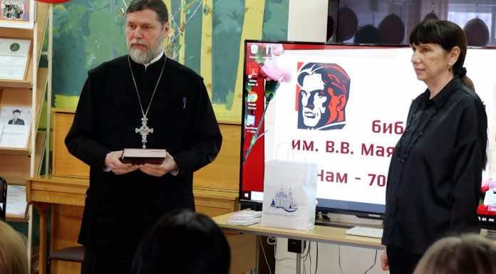 Видеосюжет. Руководитель ОРОиК поздравил руководство библиотеки им. В.В. Маяковского с 70-летним юбилеем