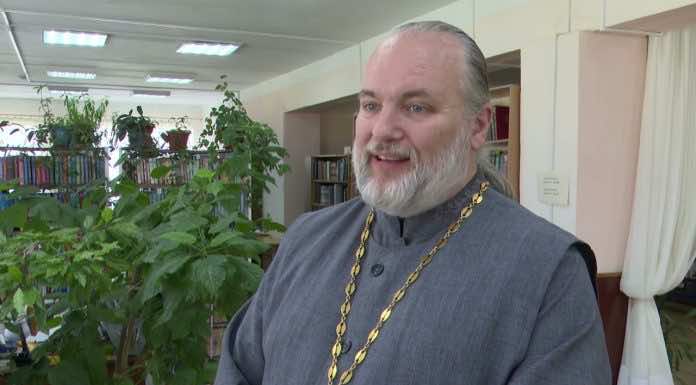 Видеосюжет. Иерей Максим Белов проводит уроки для школьников по истории русского букваря